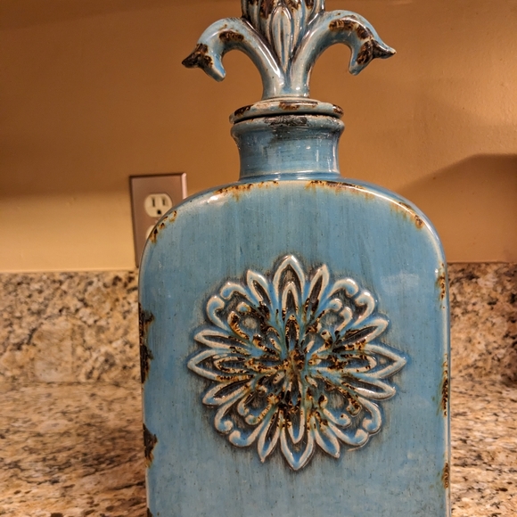 Privilege Turquoise Blue Vase with Fleur-de-lis Top, Very Unique, Beauti… - Picture 11 of 11